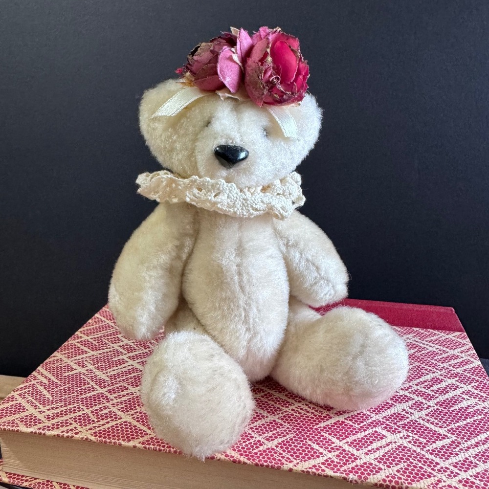 Vintage 90s small articulated beige teddy bear with roses and lace cottage